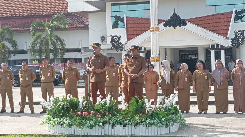 Bupati Barsel, Eddy Raya Samsuri saat berpidato dalam acara Apel Besar ASN paska libur Hari Raya Idul Fitri 1446 H, bertempat di halaman kantor Bupati setempat, Selasa (8/4/2025). Foto. Alifansyah/1tulah.com