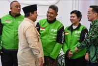 Presiden Prabowo Subianto (kedua kiri) berbincang dengan CEO Gojek Patrick Walujo (kanan) dan para pengemudi ojek daring seusai menyampaikan keterangan terkait pemberian tunjangan hari raya (THR) di Istana Merdeka, Jakarta, Senin (10/3/2025). [ANTARA FOTO/Aditya Pradana Putra/sgd/YU]
