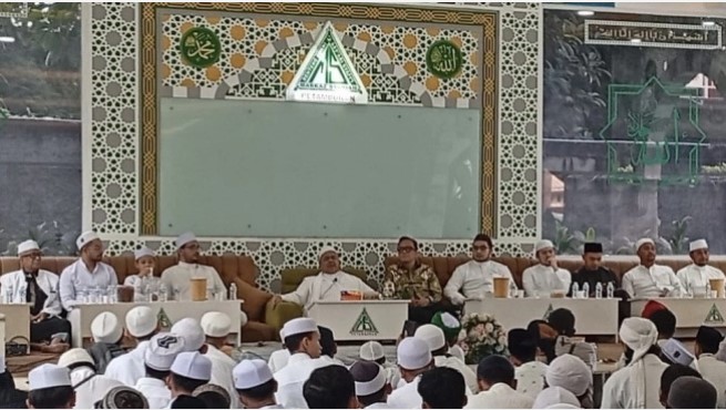 Wakil Menteri Ketenagakerjaan (Wamenaker) RI, Imanuel Ebenezer, menyambangi markas Front Persaudaraan Islam (FPI) di Petamburan, Jakarta Pusat, Rabu (2/4/2025).