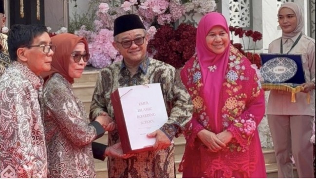 Mendikdasmen Abdul Mu'ti meresmikan sekolah bertaraf internasional, Emer Islamic Boarding School (EIBOS), di Natar, Lampung Selatan, Sabtu (26/4/2025). [ANTARA]