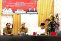 Wakil Bupati Kapuas Dodo,SP didampingi Kadisarpustaka H. Suwarno Muriyat dan jajarannya pada ujicoba penggunaan Tanda Tangan Elektronik pada aplikasi Sistem Informasi Kearsipan Dinamis Terintegrasi (SRIKANDI), Selasa (6/5) siang, di Huma Betang Bukit Ngalangkang Kuala Kapuas. (Firmansyah/1tulah.com)