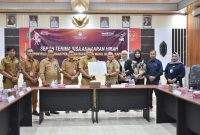 Wakil Bupati Kapuas Dodo saat melakukan serah terima anggaran hibah Pemilihan Kepala Daerah (Pilkada) tahun 2024 bertempat di Aula Kantor Kesbangpol Kabupaten Kapuas. (Firmansyah/1tulah.com)