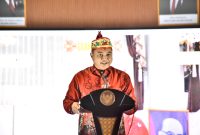  Wakil Bupati Kapuas, Dodo, saat memberikan sambutan sekaligus menutup secara resmi Ajang pemilihan Jagau Linga dan Bawi Kameluh Pariwisata Kabupaten Kapuas Tahun 2025,  di Hall Rujab Bupati Kapuas, Sabtu malam (12/4/2025). (Firmansyah/1tulah.com)