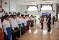 Bupati Kapuas HM Wiyatno saat melantik Pengurus Masjid Agung Al Mukarram Amanah Periode 2025-2028 dan Panitia PHBI Periode 2025–2029, bertempat di Aula Rumah Jabatan Bupati Kapuas, Minggu (20/4/2025). (Firmansyah/1tulah.com)