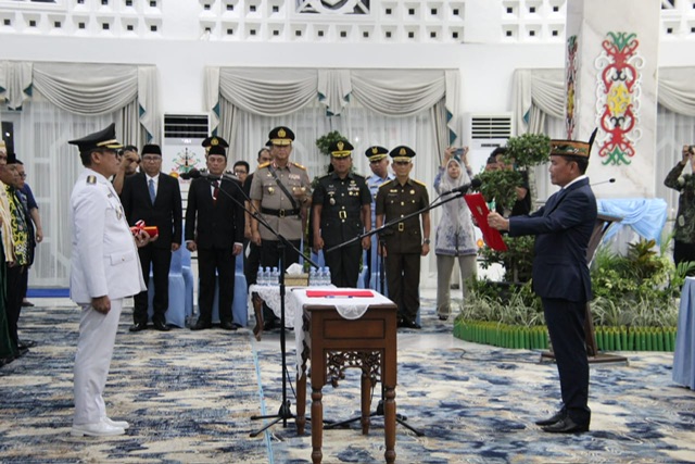 Gubernur Kalteng H. Agustiar Sabran saat melantik dan mengambil sumpah Indra Gunawan sebagai Pj. Bupati Barito Utara. mmc.kalteng.go.id