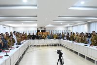 Sekretaris Daerah sekaligus Ketua Gugus Tugas Kabupaten Layak Anak Kabupaten Kapuas Drs Septedy, M.Si berfoto bersama dalam kegiatan Deklarasi Dukungan KLA dan memimpin Rapat Evaluasi KLA oleh Kementerian PPA, bertempat di Ruang Rapat Rujab Bupati Kapuas, Selasa (29/4). (Firmansyah/1tulah.com)