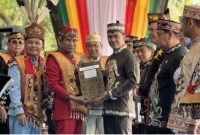 Ketua DPRD Kalteng Arton S Dohong menyerahkan SK Koperasi Merah Putih ke Bupati Pulang Pisau Ahmad Rifai didampingi Gubernur H Agustiar Sabran di Halaman Kantor Gubernur setempat, Jumat (23/5/2025). Foto:Ist.