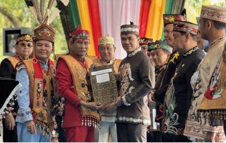Ketua DPRD Kalteng Arton S Dohong menyerahkan SK Koperasi Merah Putih ke Bupati Pulang Pisau Ahmad Rifai didampingi Gubernur H Agustiar Sabran di Halaman Kantor Gubernur setempat, Jumat (23/5/2025). Foto:Ist.