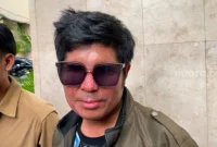 Agus Salim usai menjalani pemeriksaan atas laporannya terhadap Denny Sumargo dan Pratiwi Noviyanthi di Polda Metro Jaya, Rabu (15/1/2025) (sumber: suara.com)