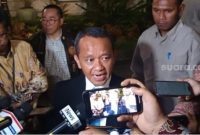 Menteri Energi dan Sumber Daya Mineral (ESDM) Bahlil Lahadalia usai rapat bersama Presiden Prabowo Subianto di Istana Kepresidenan Jakarta, Kamis (17/4/2025) malam. (Suara.com/Novian)