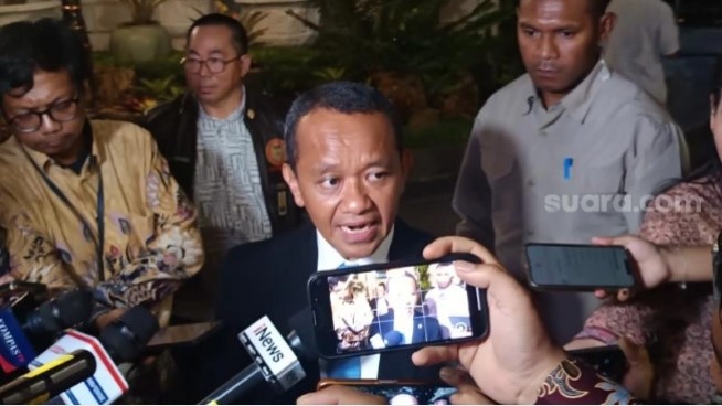 Menteri Energi dan Sumber Daya Mineral (ESDM) Bahlil Lahadalia usai rapat bersama Presiden Prabowo Subianto di Istana Kepresidenan Jakarta, Kamis (17/4/2025) malam. (Suara.com/Novian)