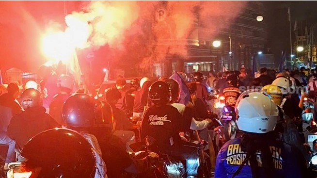 Bobotoh tumpah ruah memadati jalanan Kota Bandung setelah Persib menghadapi Barito Putera. (Suara.com/Rahman)