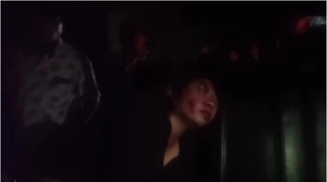 Wanita Open BO asal Surabaya saat mendapatkan pertolongan warga dan dilarikan ke Puskesmas Dawarblandong.[Istimewa]