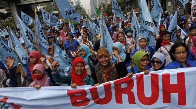 Ilustrasi buruh perempuan melakukan aksi damai di Jakarta. [suara.com/Kurniawan Mas'ud]