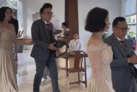 Potret Dearly Djoshua, wanita yang diduga temani Ari Lasso di pernikahan Luna Maya dan Maxime Bouttier. [X]