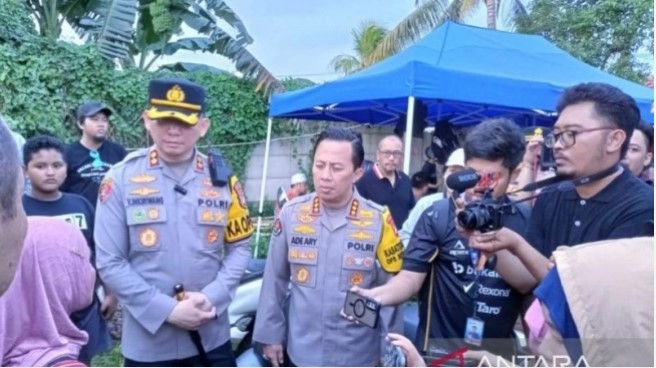 Kabid Humas Polda Metro Jaya, Kombes Pol Ade Ary Syam Indradi didampingi oleh Kapolres Tangerang Selatan, AKBP Victor Daniel Henry Inkiriwang (kiri) saat pembongkaran terhadap bangunan diduga milik organisasi masyarakat (ormas) GRIB Jaya di lahan milik BMKG di Pondok Betung, Pondok Aren, Tangerang Selatan (Tangsel) pada Sabtu (24/5/2025). ANTARA/HO-Humas Polda Metro Jaya