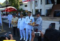 Pemerintah Kabupaten (Pemkab) Tanah Laut (Tala) menggelar apel gabungan di halaman Kantor Bupati Tala, sebagai bagian dari peringatan Hari Otonomi Daerah (Otoda) ke-29 dan Hari Pendidikan Nasional (Hardiknas) 2025, pada Senin, 5 Mei 2025. Foto: MC Tala