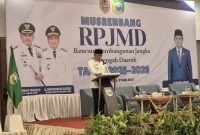 Musyawarah Perencanaan Pembangunan (Musrenbang) Rencana Pembangunan Jangka Menengah Daerah (RPJMD) Tanah Laut (Tala) 2025–2029 resmi dibuka oleh Bupati H Rahmat Trianto di Hotel Rattan Inn, Banjarmasin, pada Rabu, 7 Mei 2025. Foto: MC Tala