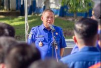 Kepala Disdamkarmat Barut Ajirni, selaku pembina apel pagi memberikan arahan kepada anggota Damkarmat termasuk anggota PPPK yang baru agar untuk meningkatkan kedisiplinan serta meningkatkan kewaspadaan terhadap bahaya kebakaran maupun nonkebakaran. Foto: Disdamkarmat Barut