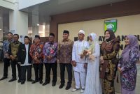 Suasana haru dan bahagia menyelimuti pernikahan Ainun Najib (28) dan Windya Putri Anggreini (25) yang digelar di Mal Pelayanan Publik (MPP) Tanah Laut (Tala), Kalsel, Kamis, 8 Mei 2025. Foto: M Lutfi Ashidiqi/1tulah.com