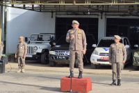 Bupati Tanah Laut (Tala), H Rahmat Trianto, memimpin langsung apel pagi Satuan Polisi Pamong Praja (Satpol-PP) dan Unit Pelaksana Teknis (UPT) Pemadam Kebakaran Tala, yang digelar di halaman kantor Satpol-PP dan Damkar dalam rangka meningkatkan kesiapsiagaan dan kinerja aparatur pemerintah, pada Rabu, 14 Mei 2025. Foto: Istimewa