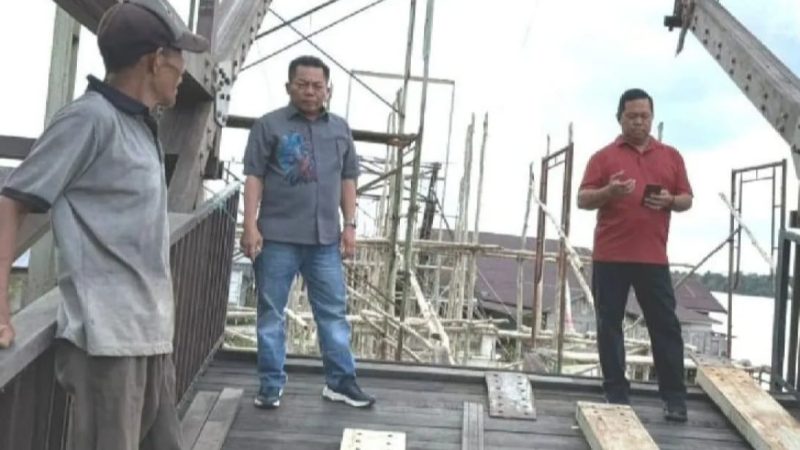 Wakil Ketua I DPRD Kapuas Ikut Dampingi Bupati Tinjau Proyek Jembatan Muara Terusan