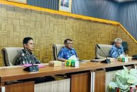 Pj Sekretaris Daerah Barito Utara (Barut), Kalteng, Jufriansyah, didampingi Kepala Badan Kesatuan Bangsa dan Politik Rayadi mengikuti Rapat Koordinasi (Rakoor) Evaluasi Pembentukan Satuan Tugas (Satgas) Terpadu Operasi Penanganan Premanisme dan Organisasi Kemasyarakatan (Ormas) secara virtual dari Ruang Rapat Sekretariat Daerah, Kamis, 15 Mei 2025. Foto: Diskominfosandi Barut
