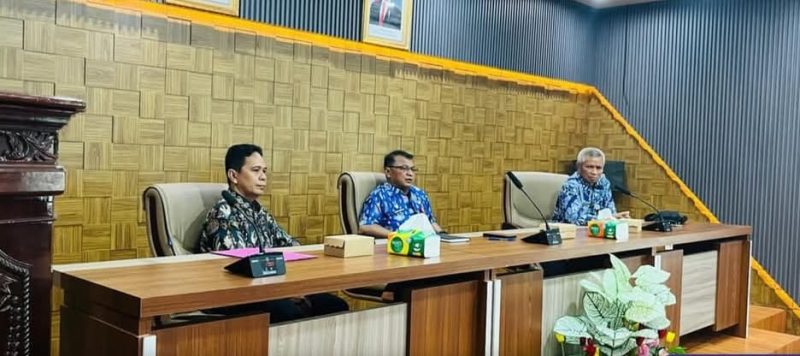 Pj Sekretaris Daerah Barito Utara (Barut), Kalteng, Jufriansyah, didampingi Kepala Badan Kesatuan Bangsa dan Politik Rayadi mengikuti Rapat Koordinasi (Rakoor) Evaluasi Pembentukan Satuan Tugas (Satgas) Terpadu Operasi Penanganan Premanisme dan Organisasi Kemasyarakatan (Ormas) secara virtual dari Ruang Rapat Sekretariat Daerah, Kamis, 15 Mei 2025. Foto: Diskominfosandi Barut