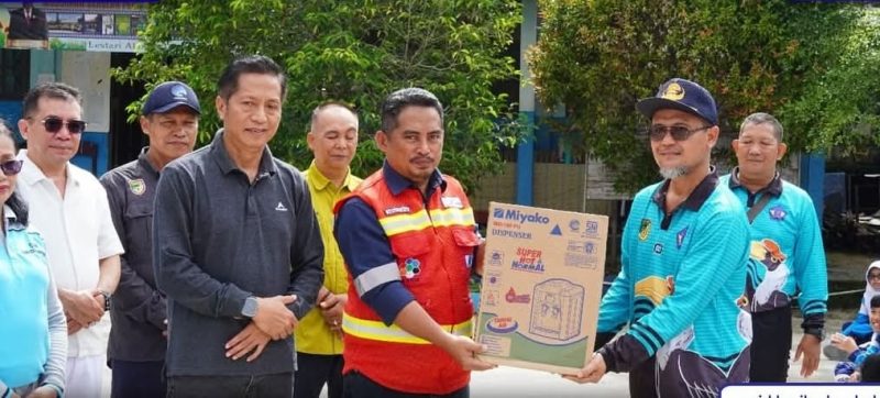 Pj Bupati Barito Utara (Barut), Kalteng, Muhlis, menghadiri acara pemberian reward atas partisipasi dalam pengelolaan sampah yang digelar di SMP Negeri 2 Muara Teweh, Jumat, 16 Mei 2025. Foto: Diskominfosandi Barut