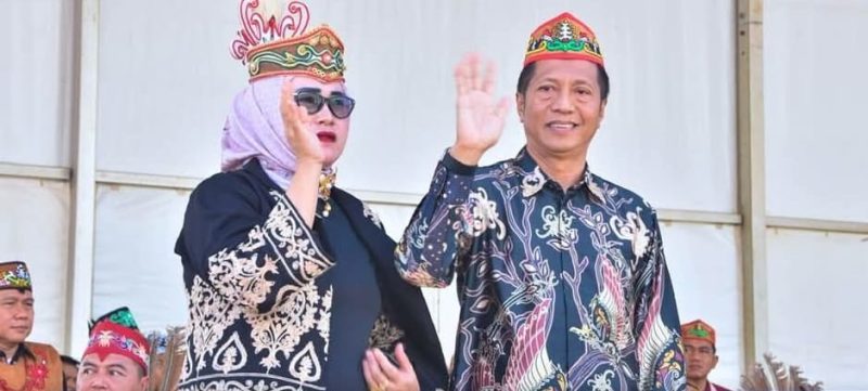 Pj Bupati Barito Utara (Barut), Kalteng, Muhlis, menghadiri Karnaval Festival Budaya Isen Mulang (FBIM) 2025 yang digelar di Bundaran Besar, Kota Palangka Raya, Ahad, 18 Mei 2025. Foto: Diskominfosandi Barut
