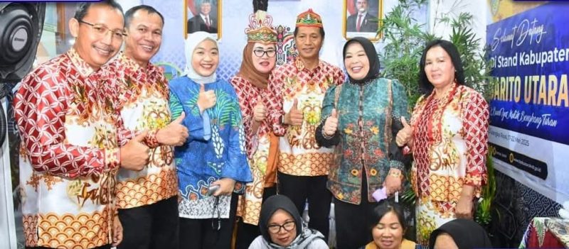 Pj Bupati Barito Utara (Barut), Muhlis, menghadiri pembukaan Kalteng Expo 2025 yang digelar di area Stadion Tuah Pahoe, Palangka Raya, Ahad, 18 Mei 2025. Foto: Diskominfosandi Barut