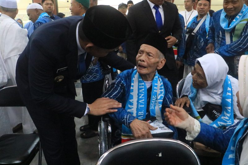 Bupati Tanah Laut (Tala), H Rahmat Trianto melepas secara resmi rombongan calon jemaah haji 1446 hijriyah kelompok terbang (kloter) 9 Tala, Selasa, 20 Mei 2025. Foto: MC Tala