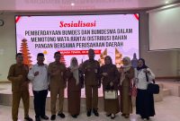 Dinas Sosial Pemberdayaan Masyarakat dan Desa (Dinsos-PMD) Kabupaten Barito Utara (Barut), menggelar sosialisasi pemberdayaan BUMDes dan BUMDesma dalam rangka memotong mata rantai distribusi bahan pangan bersama Perusahaan Daerah Batara Membangun. Kegiatan yang dilaksanakan di Aula Baperida, Selasa, 20 Mei 2025. Foto: Diskominfosandi Barut