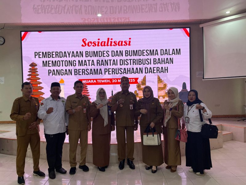 Dinas Sosial Pemberdayaan Masyarakat dan Desa (Dinsos-PMD) Kabupaten Barito Utara (Barut), menggelar sosialisasi pemberdayaan BUMDes dan BUMDesma dalam rangka memotong mata rantai distribusi bahan pangan bersama Perusahaan Daerah Batara Membangun. Kegiatan yang dilaksanakan di Aula Baperida, Selasa, 20 Mei 2025. Foto: Diskominfosandi Barut