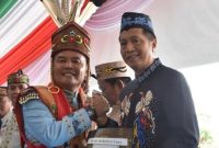 Hari Jadi Ke-68 Kalteng yang dirangkai juga dengan penyerahan SK pengesahan badan hukum koperasi desa/kelurahan Merah Putih kepada seluruh kepala daerah dari 14 kabupaten dan kota di Kalteng, termasuk Pj Bupati Barut Muhlis yang diserahkan langsung oleh Gubernur Kalteng, Agustiar Sabran. Foto: Diskominfosandi Barut