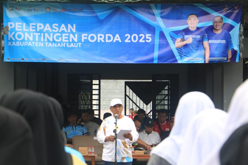 Wakil Bupati (Wabup) Tanah Laut (Tala), H Muhammad Zazuli melepas secara resmi kontingen Tala untuk mengikuti Festival Olahraga Masyarakat Daerah (Forda) sekaligus Festival Olahraga Tradisional Daerah ke-VII Tingkat Kalimantan Selatan (Kalsel) di halaman Stadion Pertasi Kencana Pelaihari, Jumat, 23 Mei 2025. Foto: MC Tala
