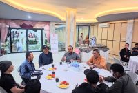 Kapolres Tanah Laut (Tala), AKBP Ricky Boy Siallagan, menggelar silaturahmi bersama awak media di Atlas Cafe and Resto Pelaihari, pada Jumat malam, 23 Mei 2025. Foto: M Lutfi Ashidiqi/1tulah.com