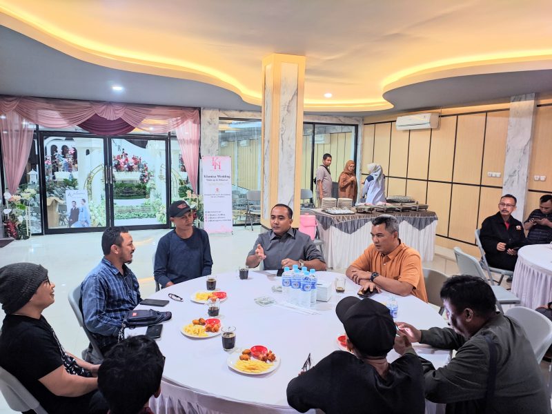 Kapolres Tanah Laut (Tala), AKBP Ricky Boy Siallagan, menggelar silaturahmi bersama awak media di Atlas Cafe and Resto Pelaihari, pada Jumat malam, 23 Mei 2025. Foto: M Lutfi Ashidiqi/1tulah.com