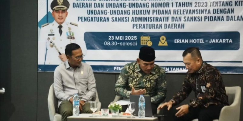 Pemerintah Kabupaten (Pemkab) Tanah Laut (Tala), menggelar Kuliah Umum Hukum bertema “Pengaturan Sanksi Administratif dan Sanksi Pidana dalam Peraturan Daerah Kabupaten Tanah Laut” di Erian Hotel Jakarta, Jumat, 23 Mei 2025. Foto: Forkopim Tala