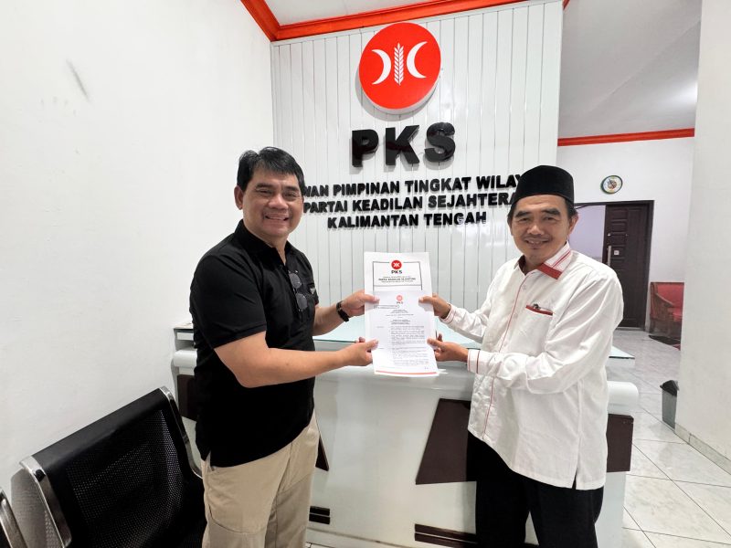 Shalahuddin saat menerima Rekom dukungan dari Ketua PKS Kalteng, Sirajul Rahman, Rabu(28/5/25). Foto. Fahmi