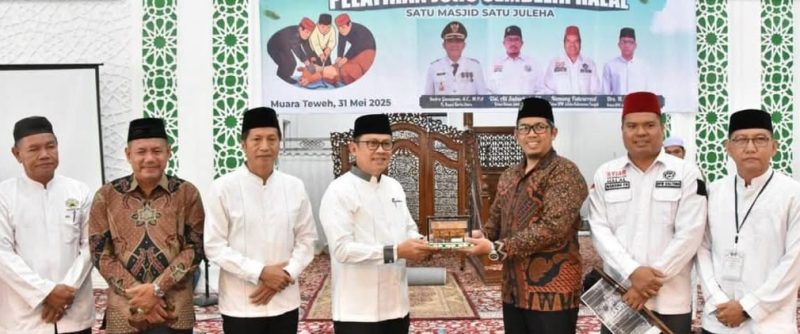 Penjabat (Pj) Bupati Barito Utara (Barut), Kalimantan Tengah, Indra Gunawan, pada saat membuka secara resmi Pelatihan Juru Sembelih Halal (Juleha) tingkat Barut yang dilaksanakan di Masjid Raya Shirathal Mustaqim Muara Teweh, Sabtu, 31 Mei 2025. Foto: Diskominfosandi Barut