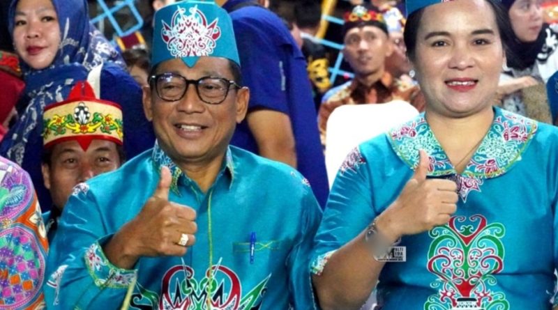 Bupati Mura Heriyus dan istri
