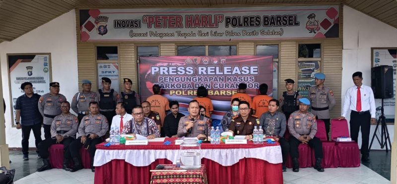 Kapolres Barsel, AKBP Jecson R Hutapea (trngah) didampingi Ketua PN Buntok dan Kepala Kejari saat memimpin press release pengungkapan kasus narkotika dan Curanmor, Kamis (22/5/2025). Foto. Alifansyah/1tulah.com