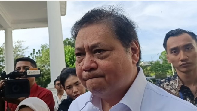 Menteri Koordinator Bidang Perekonomian Airlangga Hartarto mengakui subsidi upah buruh dan guru dari Presiden Prabowo lebih kecil dari yang diberikan Presiden Jokowi pada 2022 lalu. [Suara.com/Novian]