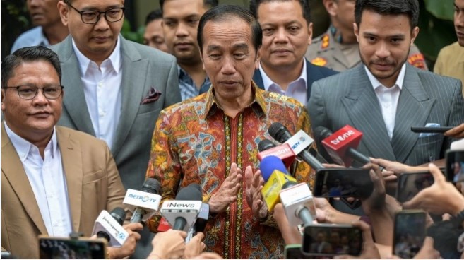 Presiden ketujuh Joko Widodo (kiri) menjawab pertanyaan wartawan di depan Gedung Direktorat Reserse Kriminal Umum Polda Metro Jaya, Jakarta, Rabu (30/4/2025). [ANTARA FOTO/Fauzan/nz]