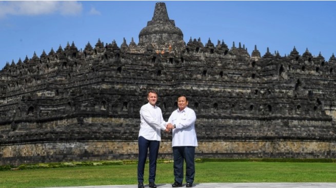 Presiden Prabowo Subianto (kanan) dan Presiden Prancis Emmanuel Macron (kiri) berjabat tangan saat mengunjungi Candi Borobudur di Kabupaten Magelang, Jawa Tengah, Kamis (29/5/2025). [ANTARA FOTO/Galih Pradipta/app/rwa]