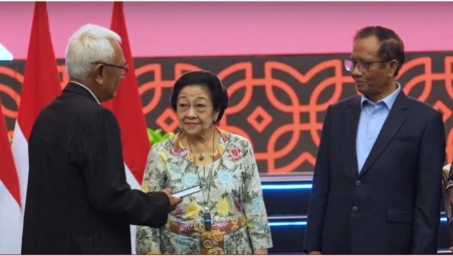Ketua Umum PDI Perjuangan Megawati Soekarnoputri mengaku sedih melihat kondisi terkini MK dan KPK. (tangkap layar/ foto dok. BRIN)