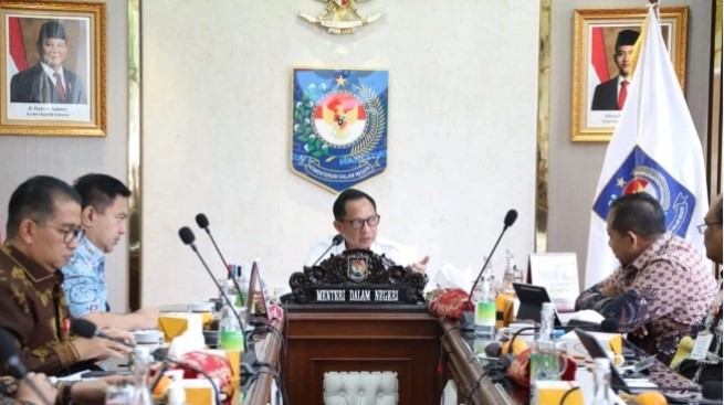 Menteri Dalam Negeri (Mendagri) Muhammad Tito Karnavian memaparkan 10 daerah dengan kinerja realisasi APBD terbaik hingga yang perlu mendapat koreksi (Dok: Kemendagri)