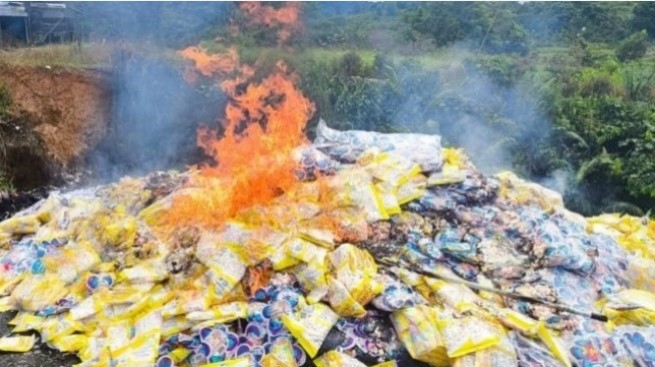 Ribuan produk jajanan sejenis permen marshmallow mengandung unsur babi telah dimusnahkan dengan cara dibakar di Kota Samarinda, Kalimantan Timur [Suara.com/ANTARA/HO-Diskominfo Kaltim]
