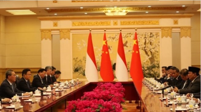 Presiden Prabowo Subianto bertemu dengan Perdana Menteri (PM) China, Li Qiang, di Balai besar Rakyat Beijing, China, beberapa waktu lalu. [Antara/Desca Lidya Natalia]